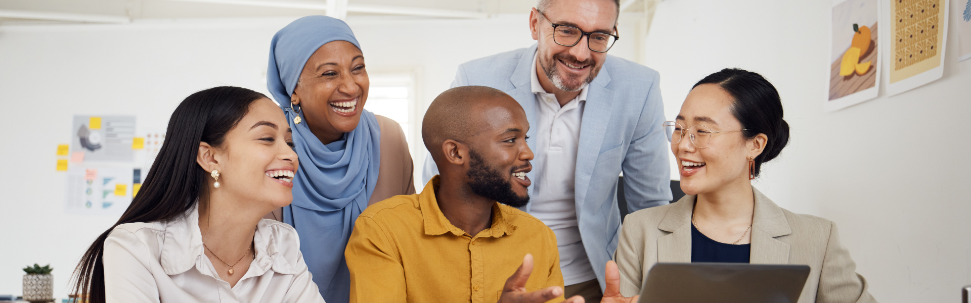 Equipe multidisciplinar trabalhando e estudando na plataforma de cursos Faros. A imagem contém uma mulher oriental, um homem negro, um homem branco, uma mulher árabe e uma mulher branca.